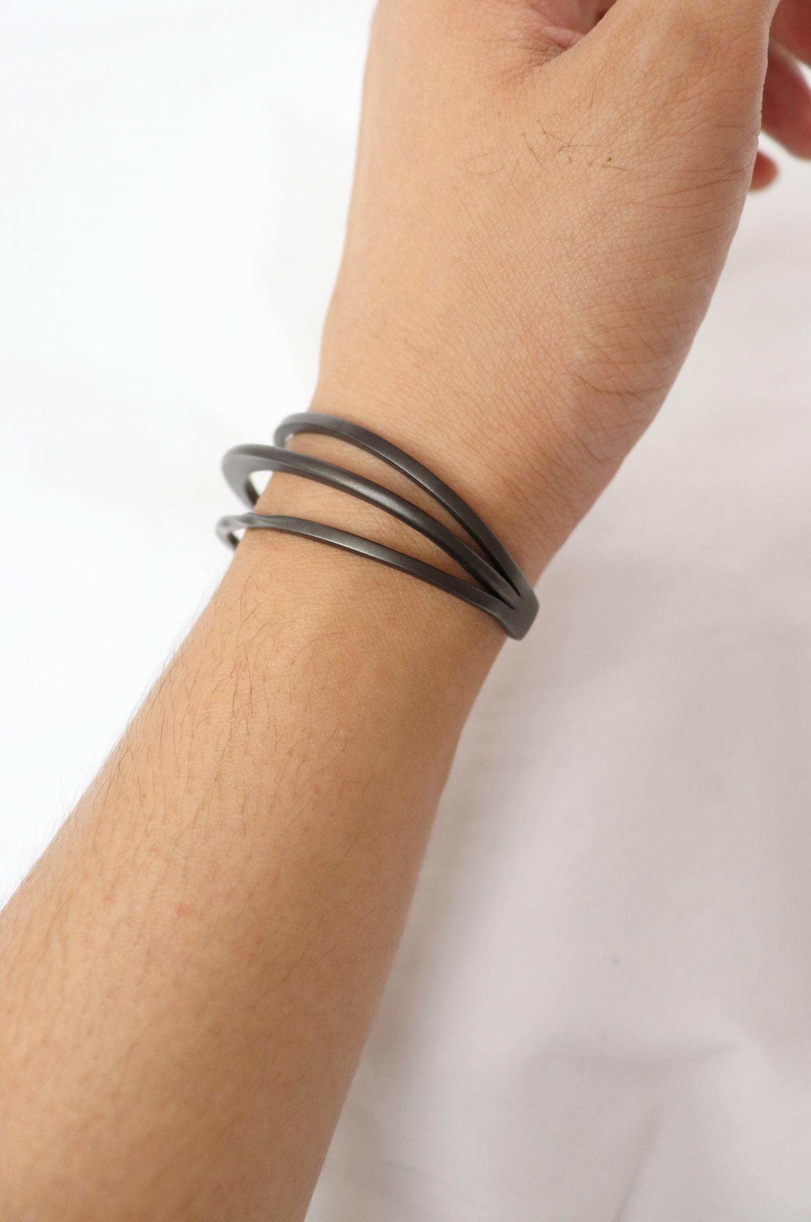 IVXLCDM - TRINITY BANGLE TWIST&SLASH/black matte | BRYAN