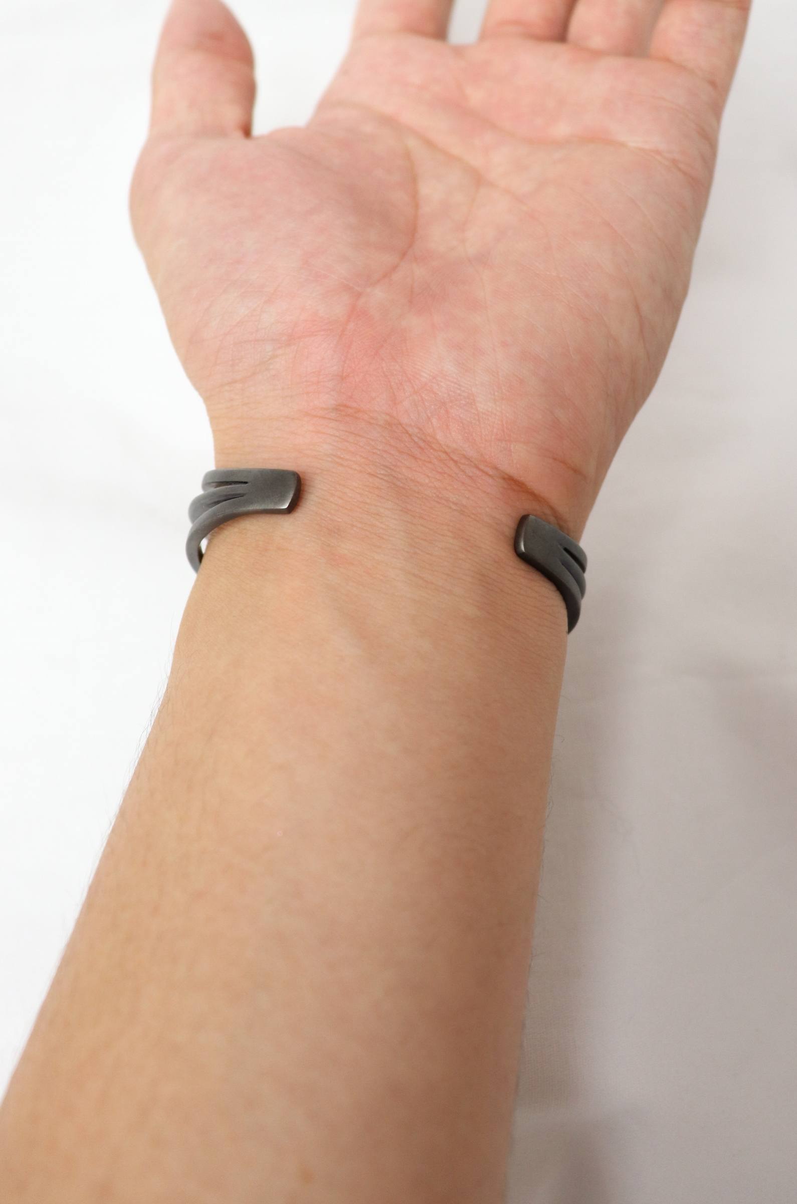 IVXLCDM - TRINITY BANGLE TWIST&SLASH/black matte | BRYAN