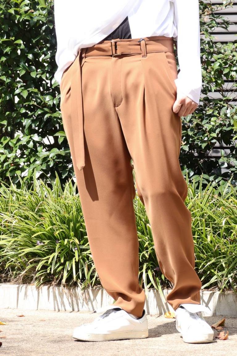 生産完了商品 クルニ ベルト付き サイドスリット テーパードパンツ